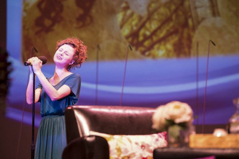 Il Maurizio Costanzo Show torna in onda: ospiti d’eccezione e momenti emozionanti