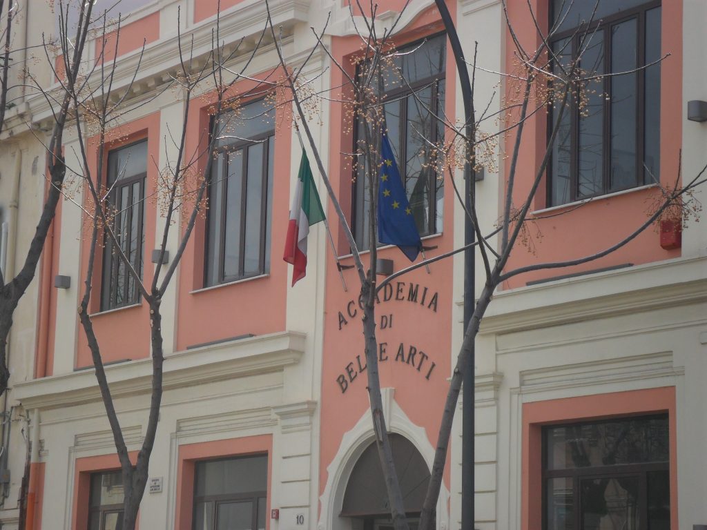 Il Far West arriva a Stasera tutto è possibile
L’atmosfera allegra e coinvolgente di Stasera tutto è possibile, il varietà di Rai2 condotto da Amadeus e prodotto in collaborazione con Endemol Shine Italy, torna a conquistare l’Auditorium Rai di Napoli. Martedì 16 ottobre, alle 21:20, la quarta puntata si tuffa nel mondo del West selvaggio, offrendo al pubblico una carrellata di giochi, sketch e prove esilaranti. Tra gli ospiti che si cimenteranno in queste divertenti sfide troveremo volti noti del panorama comico italiano: Dario Bandiera, Maurizio Casagrande, Max Cavallari, Tosca D’Aquino, Biagio Izzo, Michele La Ginestra e Justine Mattera. Il divertimento è assicurato con giochi come Step Market e Mimo Volant, con l’aggiunta del coinvolgimento del pubblico in studio per Passa la palla e Folk e Bifolk. A completare la serata, il ritorno di un’icona del programma: l’inimitabile Stanza inclinata.