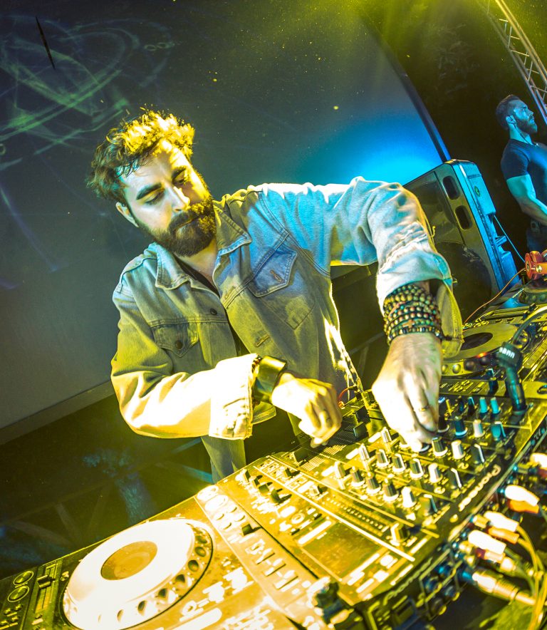 Il successo di Rudeejay: tra consolle, web marketing e la realtà del panorama musicale italiano