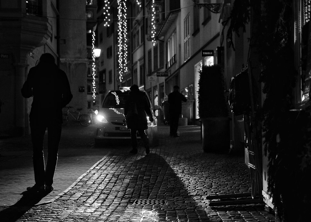 L’ombra protegge chi lotta per la propria identità.