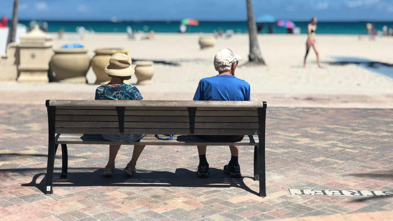 Due pensionati su una panchina - Foto Pixabay - Emmepress.com