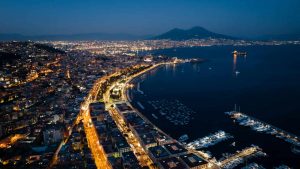 Il lungomare di Napoli dall'alto - Foto Pexels - Emmepress.com
