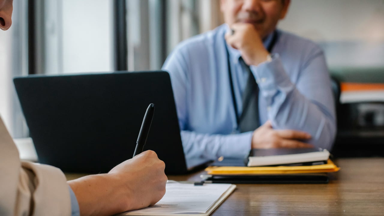 La firma di un contratto di lavoro - Foto Pexels - Emmepress.com