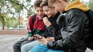 Ragazzi con smartphone