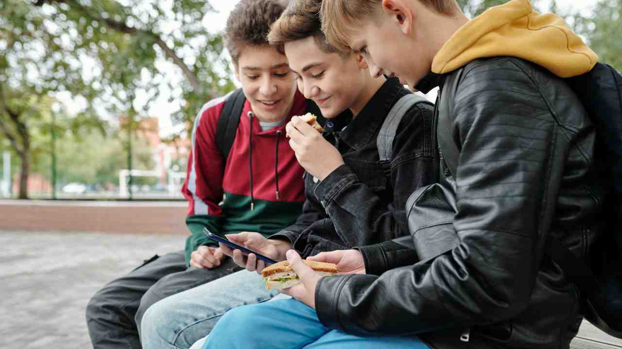 Ragazzi con smartphone