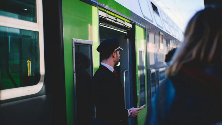 Un controllore del treno - Foto Pexels - Emmepress.com