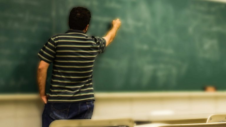 Un docente alla lavagna - Foto Pexels - Emmepress.com