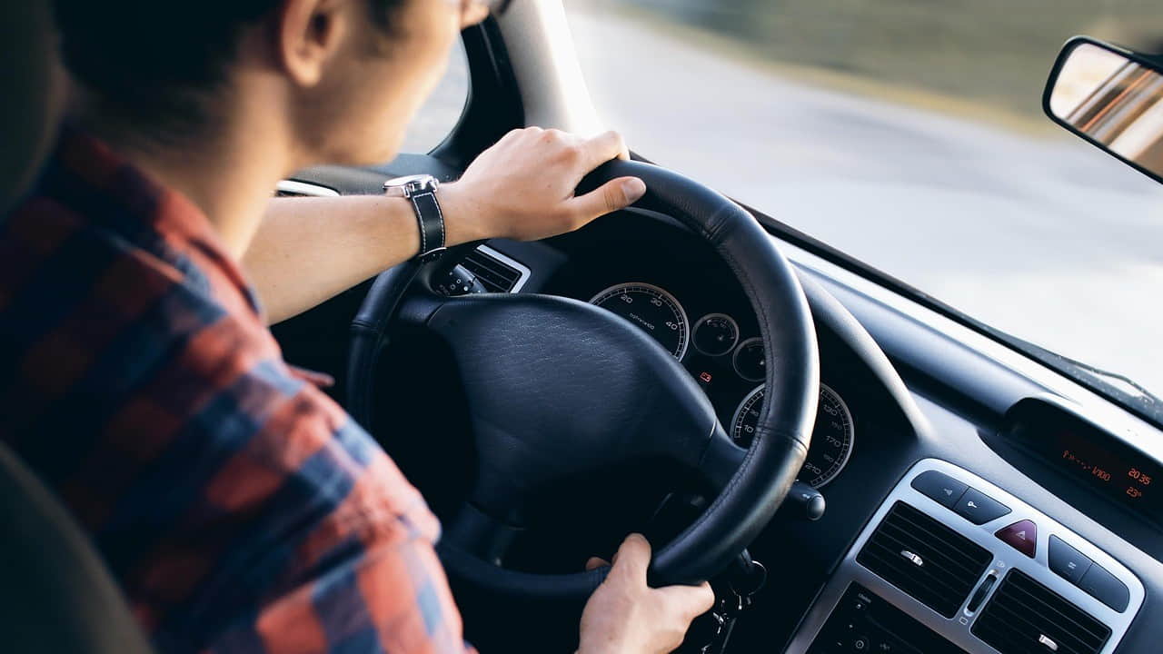 Un ragazzo al volante con lo stereo acceso - Foto Pixabay - Emmepress.com
