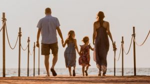 Una famiglia a passeggio - Foto Pixabay - Emmepress.com