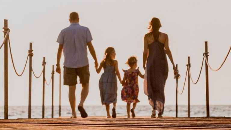 Una famiglia a passeggio - Foto Pixabay - Emmepress.com
