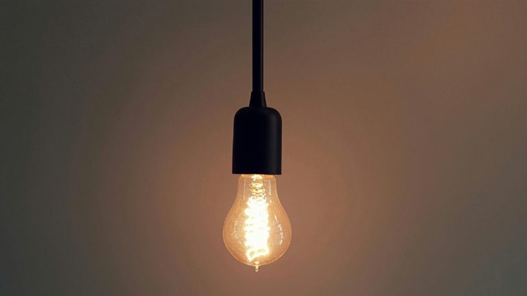 Una lampadina - Foto Pexels - Emmepress.com