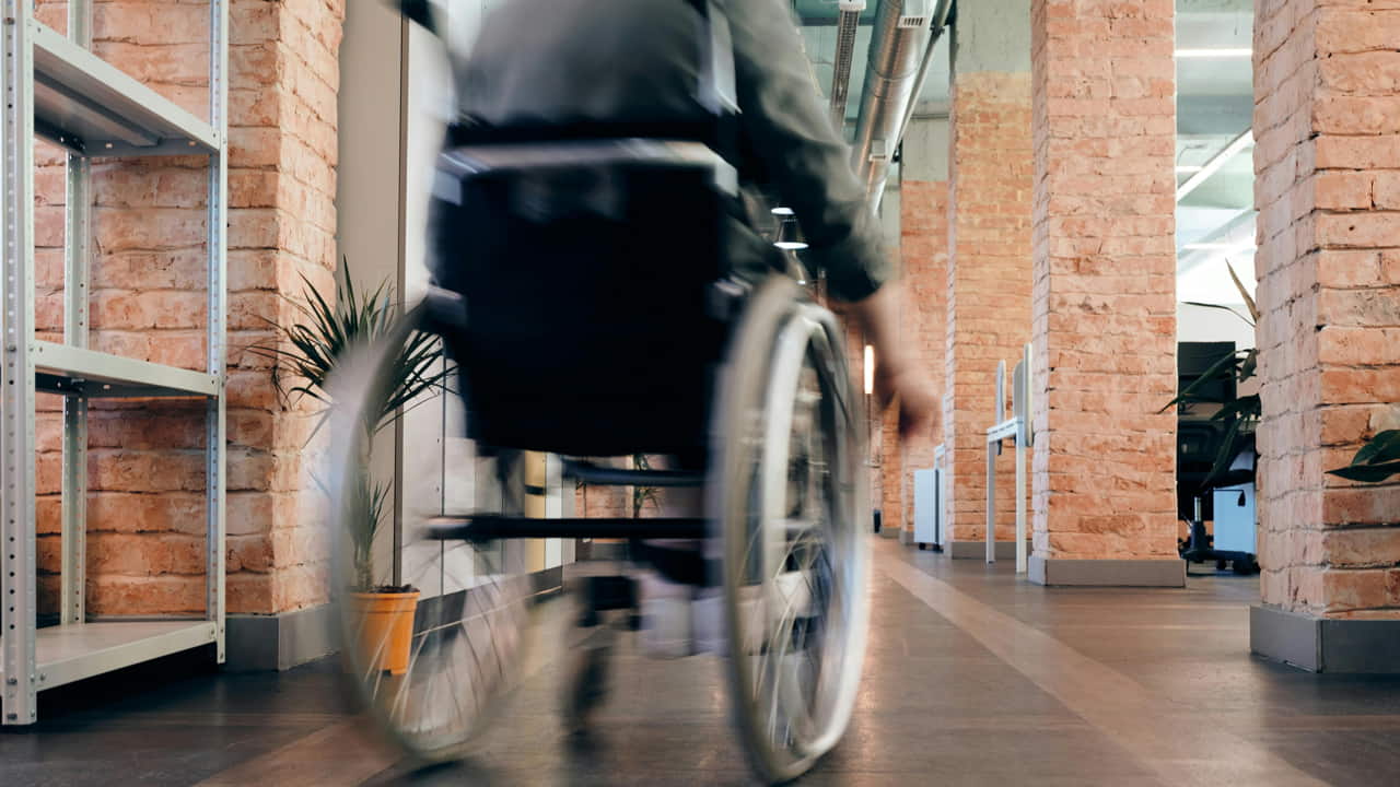 Una persona in sedia a rotelle - Foto Pexels - Emmepress.com