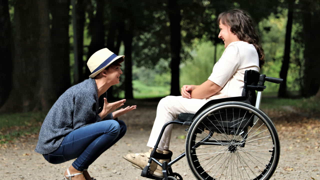 Una ragazza in sedia a rotelle - Foto Pexels - Emmepress.com