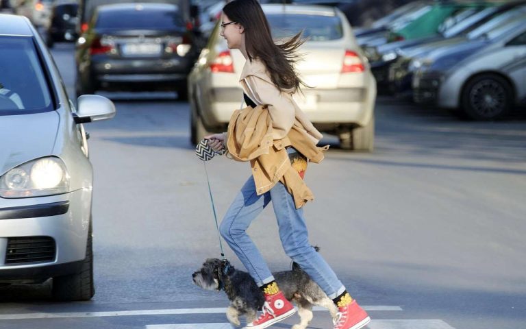 Addio alle strisce pedonali, la sicurezza non esiste più | Per attraversare tocca fare lo slalom, il Codice della Strada è chiaro