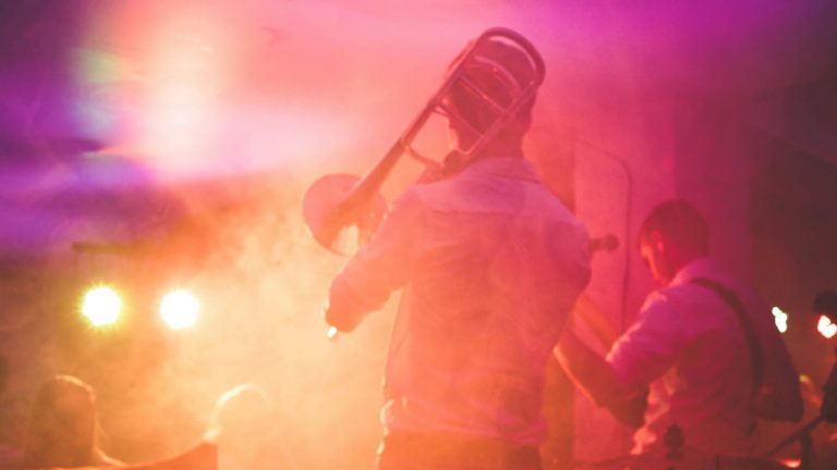 Alcuni musicisti sul palco - Foto Pexels - Emmepress.com