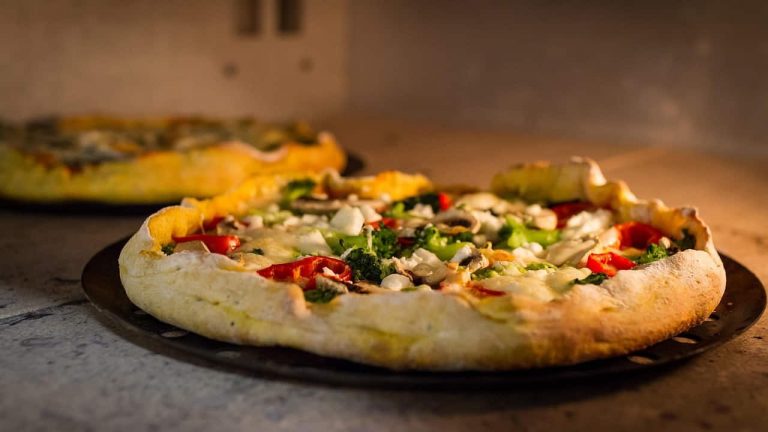 Una pizza in forno - Foto Pixabay - Emmepress.com