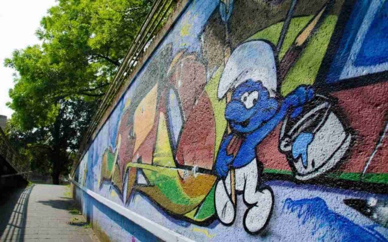 Circa 400 persone e due cani vivono nel PAESE dei PUFFI | È nel cuore dell’Italia e persino in Francia ce lo invidiano tutti