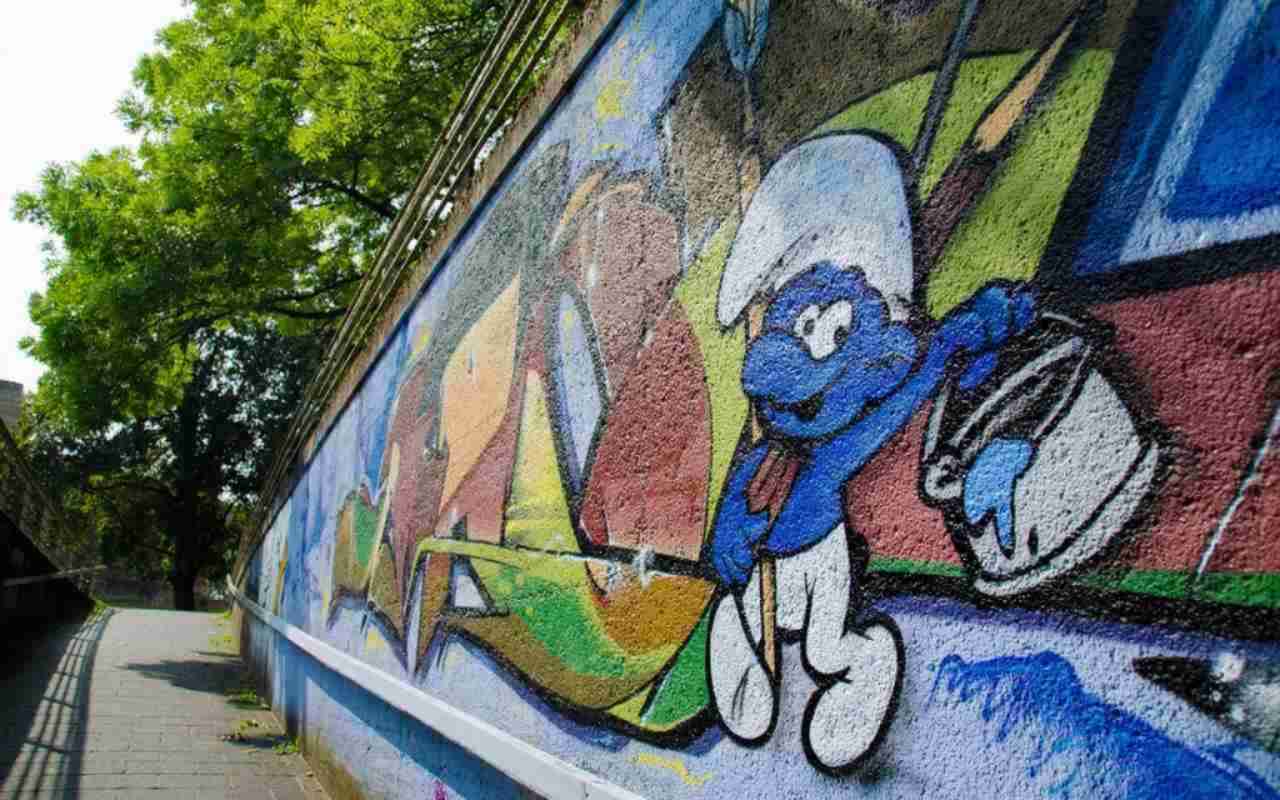 Circa 400 persone e due cani vivono nel PAESE dei PUFFI | È nel cuore dell’Italia e persino in Francia ce lo invidiano tutti
