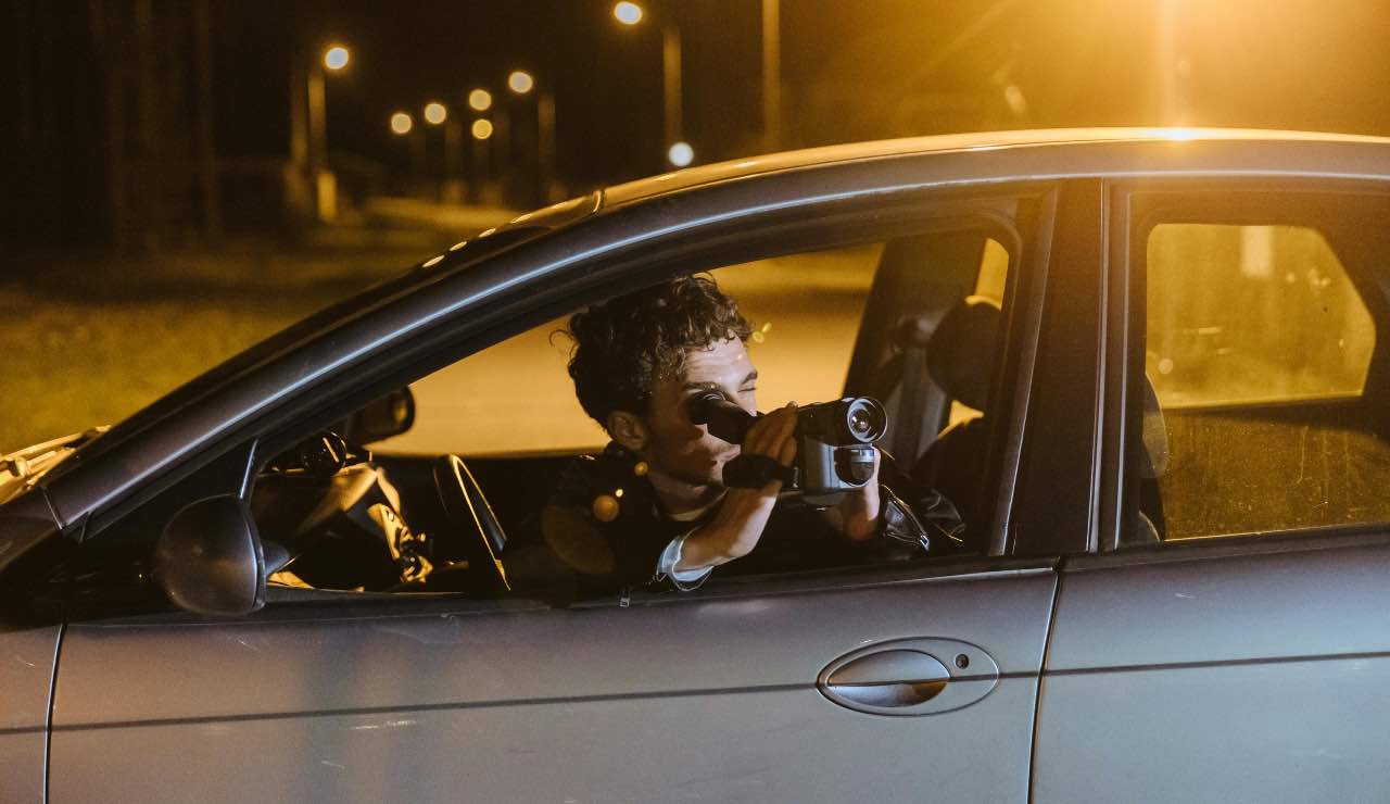 guardoni, spie, voyeur, privacy - pexels- emmepress