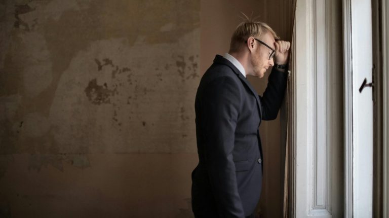 uomo disperato - pexels- emmepress