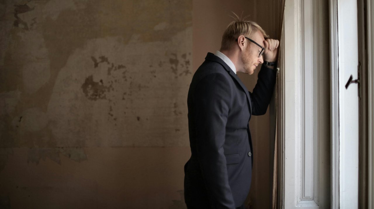 uomo disperato - pexels- emmepress