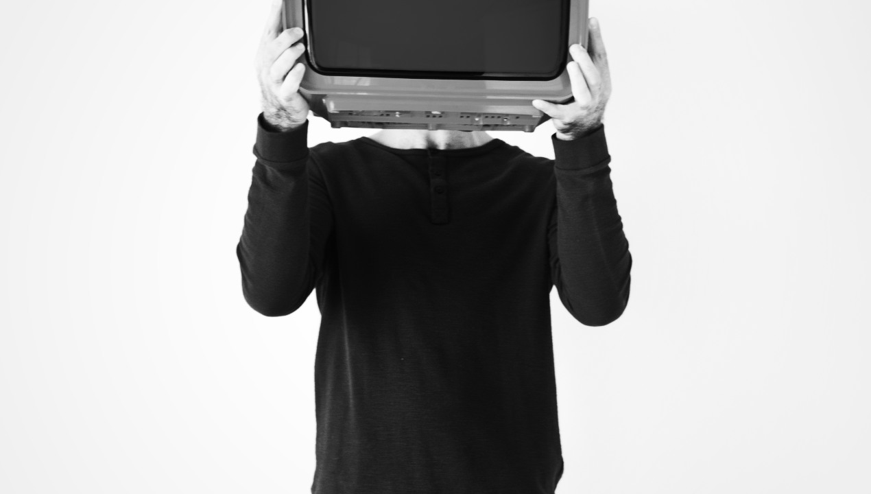 L’evoluzione dei programmi TV dietro le quinte: come la produzione televisiva italiana si è adattata all’era digitale